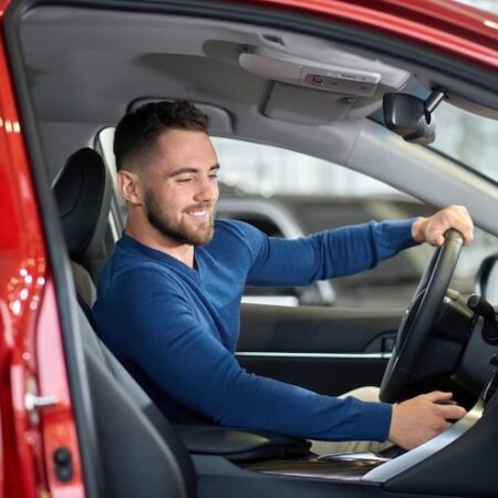 conductor-moreno-probando-auto-n