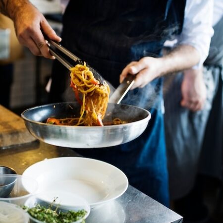 chef-cocinando-espaguetis-cocina